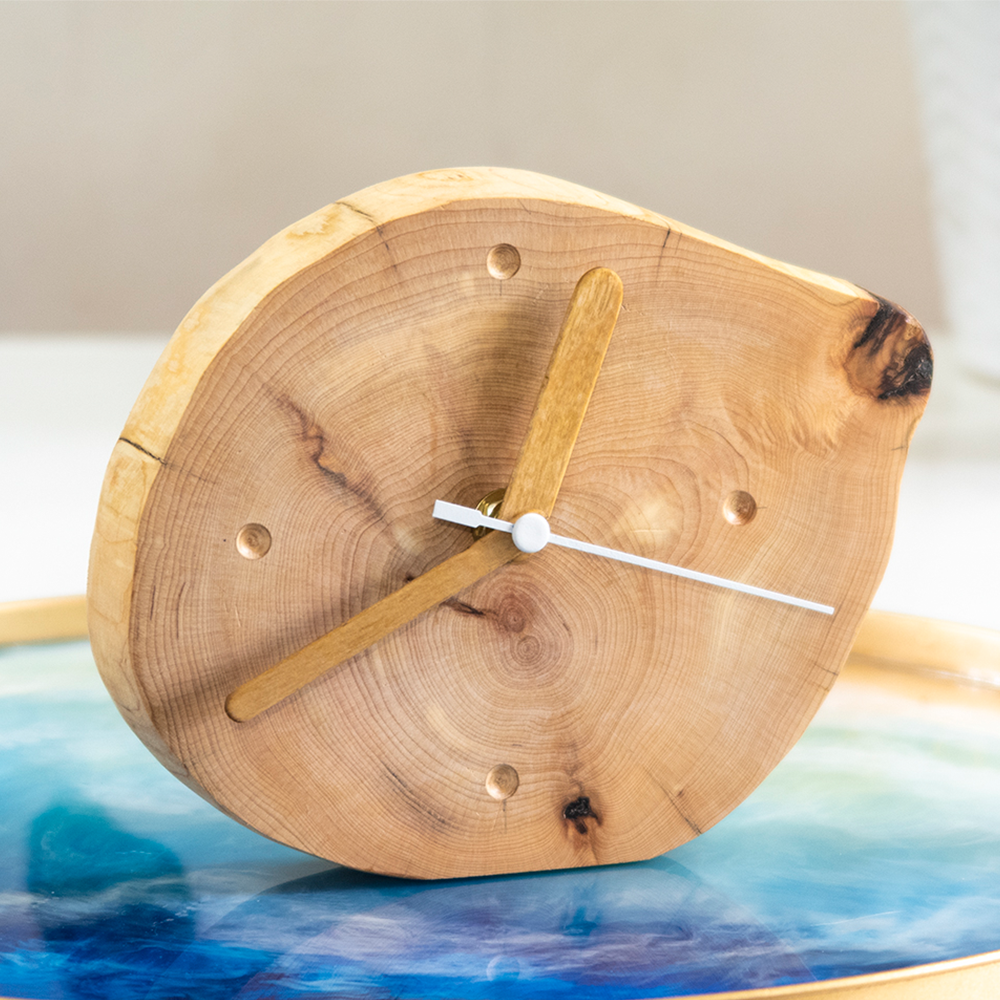 Appreciating wood | Thuja log silent table stand/magnetic clock 02