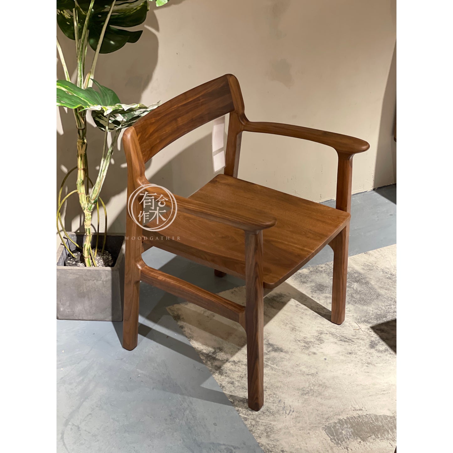 DELIGHT Chair with Handle 實木扶手餐椅