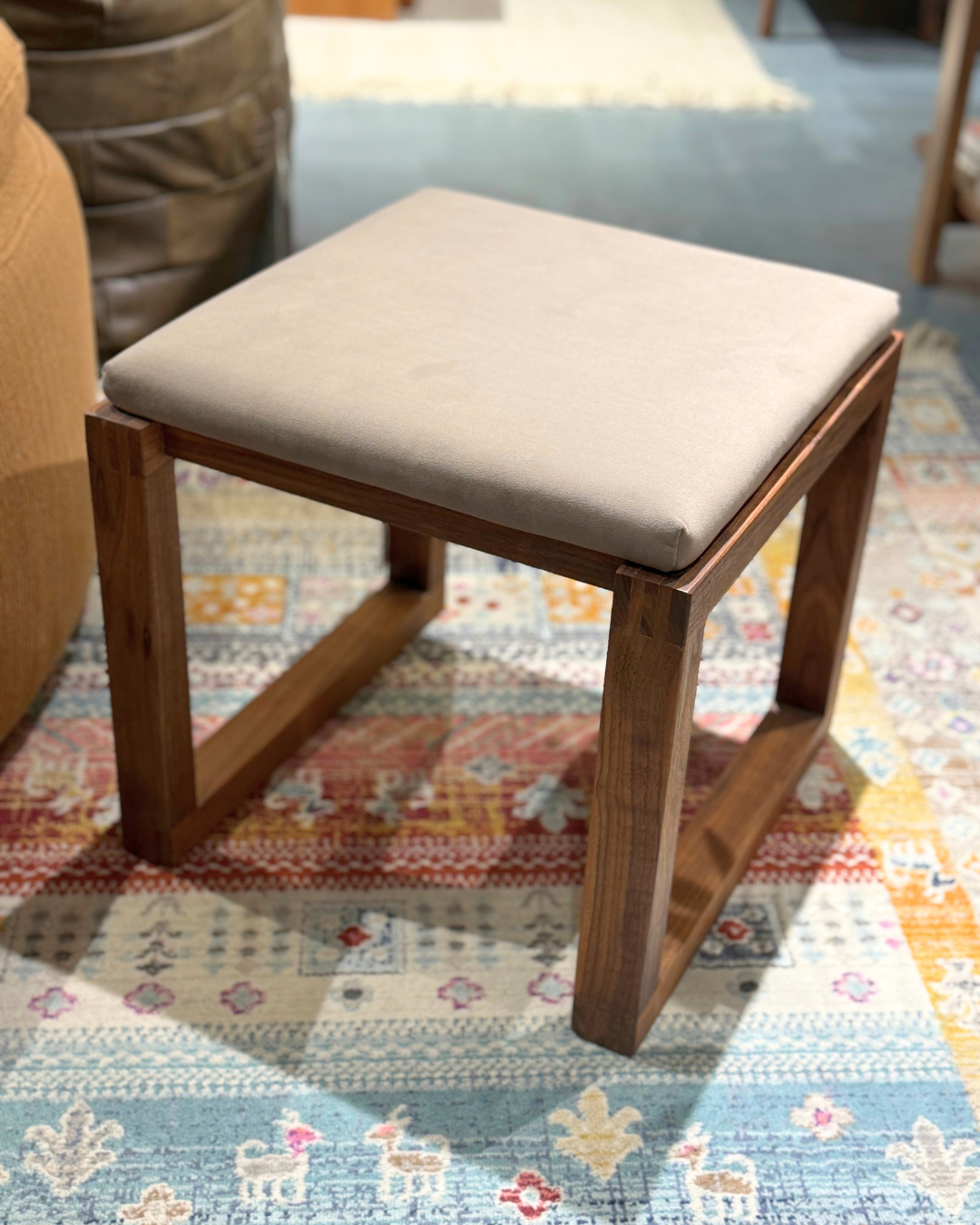 SIMPLY Stool with Cushion 實木腳踏凳仔